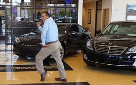 Nhân viên bán xe nhảy cực dẻo trong đại lý Hyundai