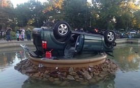 Xe SUV nằm "ngửa bụng" trên đài phun nước