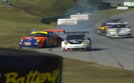 Xế đua Porsche "nhảy tưng tưng" trên hàng rào lốp