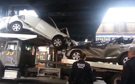 Toyota Camry và RAV4 nát bét dưới gầm cầu vượt