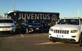 Dàn cầu thủ Juventus nhận 27 xe Jeep Grand Cherokee "đập hộp"