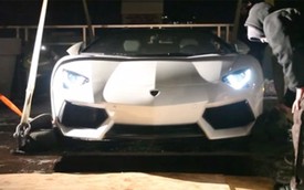 Xem cảnh hai siêu xe Lamborghini lên nóc nhà