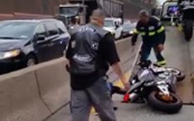 Lái môtô lên thùng xe tải, nữ cảnh sát "ngã ngựa"
