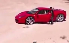 Cậu nhóc drift siêu xe Ferrari 458 Italia trên cát