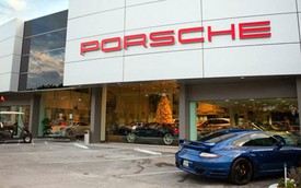 Đại lý Porsche dùng hổ sống để quảng bá SUV mới Macan