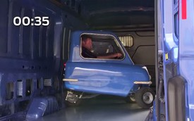 Xe nhỏ nhất thế giới quay đầu trong Ford Transit 2015