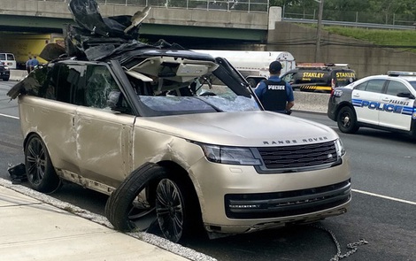 Range Rover đời mới thành sắt vụn khi ‘rơi tự do’ từ xe vận chuyển