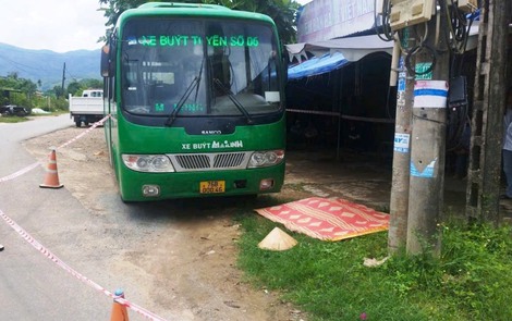 Clip 26 giây ghi lại cảnh thấy xe buýt trôi tự do, phụ xe xả thân ngăn chặn và tử vong thương tâm