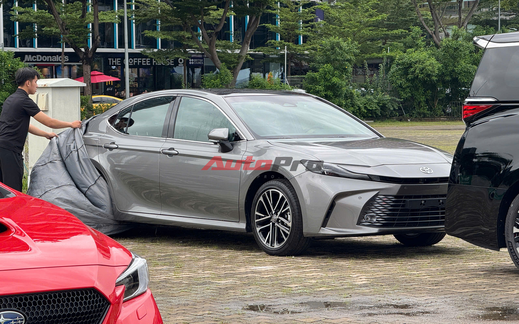 Hot nhất lúc này: Toyota Camry đời mới lộ diện tại VMS 2024, là bản cao nhất, màn hình kép 12,3inch, chỉ còn động cơ hybrid, có ADAS