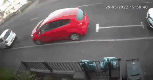 Ferrari super car rushes like an arrow, ramming 5 parked cars