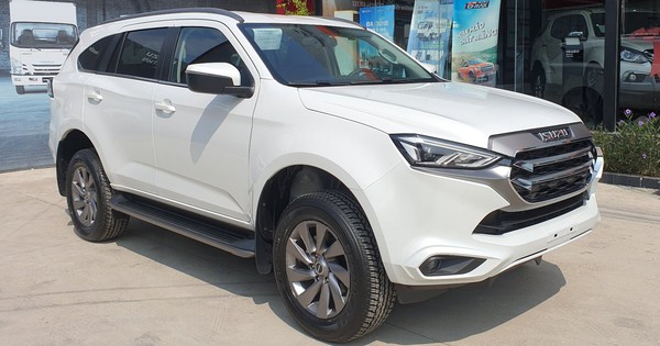 Isuzu mu-X 2022 giảm giá mạnh tại đại lý dù mới ra mắt: Thấp nhất 870 triệu đồng, tham vọng đối đầu Fortuner, Everest