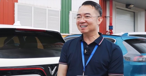 Người đã mua 4 xe VinFast đi nhận VF 8: 'Đây là giây phút lịch sử của ngành ô tô Việt Nam'