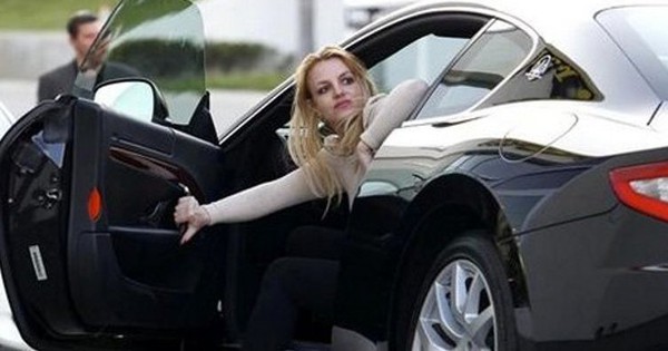 Bị chỉ trích về khả năng cầm lái, Britney Spears làm clip bên cạnh chiếc xe sắt vụn