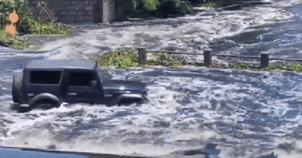 SUV trổ tài 'bơi' qua dòng lũ
