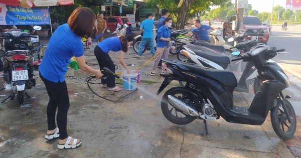 Các cô gái trẻ tình nguyện rửa xe gây quỹ cho trẻ em nghèo