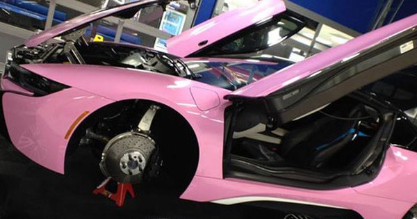 Sao nam ??n m???c nh?? n??? Jeffree Star kho??c b??? c??nh h???ng cho BMW i8