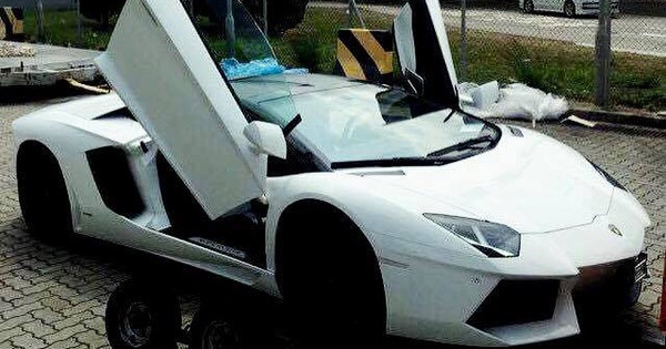 Rộ tin đồn siêu xe Lamborghini Aventador mui trần thứ 3 đã cập bến Việt Nam