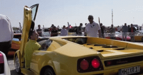 Hóa ra đây là cách người ta lùi siêu xe Lamborghini Diablo