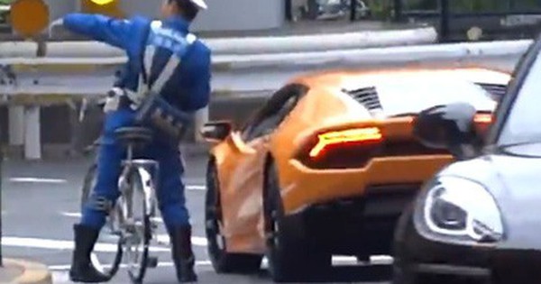 Nhật Bản: Cảnh sát giao thông đạp xe đuổi theo Lamborghini, quỳ xuống ghi  vé phạt giữa đường