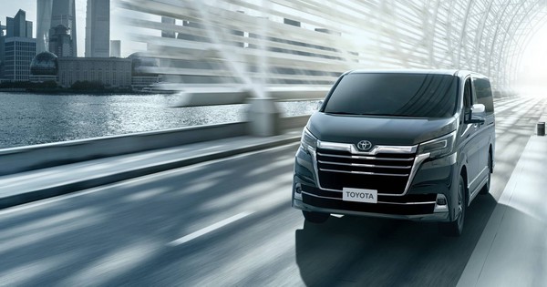 Ra mắt Toyota Granvia - Bản vá sang trọng lên 'cá mập' HiAce