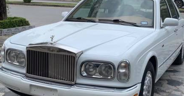 Iconic Auctioneers  2001 RollsRoyce Silver SeraphSold