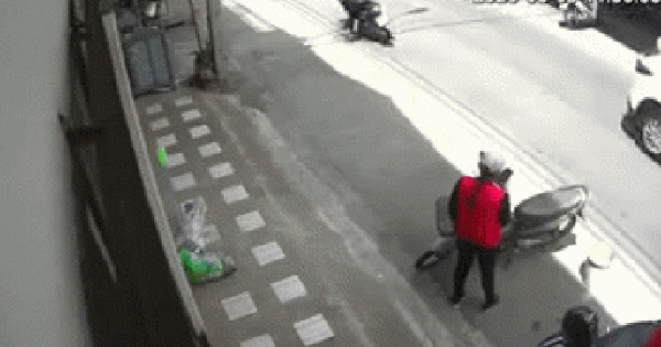 Clip: Thanh niên lạ mặt và cú trượt chân giải nguy cho người phụ nữ đứng bên đường