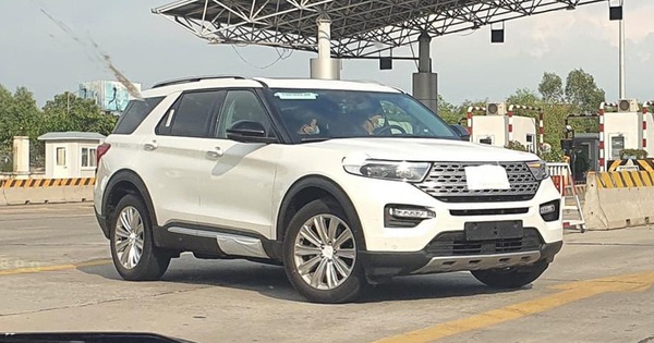 Ford Explorer 2021 bất ngờ xuất hiện trên đường phố Việt Nam, một số chi tiết cho thấy giống hàng nhập chính hãng