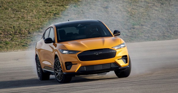 Ford làm nước hoa có 1-0-2: Dùng cho người chạy xe điện nhưng nghiện xe xăng - Vimarsana News