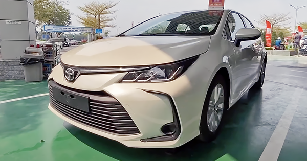 Toyota Corolla Altis 2021 bất ngờ về đại lý ở Việt Nam: Máy 2.0L nhưng nội thất sơ sài hơn Vios bản dịch vụ - Vimarsana News