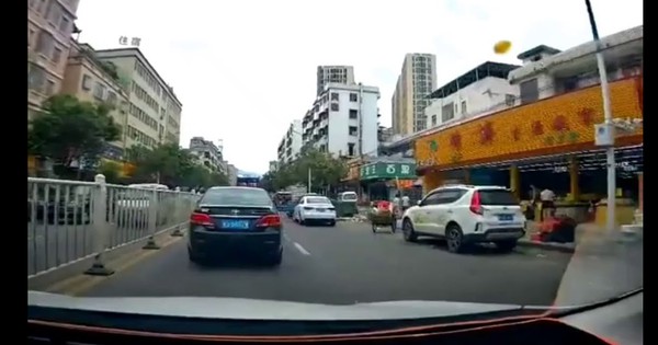 Toyota Camry đang đi bỗng phát nổ và cháy rụi, nguyên nhân nghi vấn từ bộ phuộc khí nén độ thêm - Vimarsana News