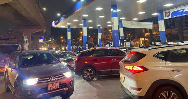 Hearing the news that gasoline will rise to a record price, people rush to buy gasoline at night, some people wait almost half an hour to… ‘keep a bowl of pho’