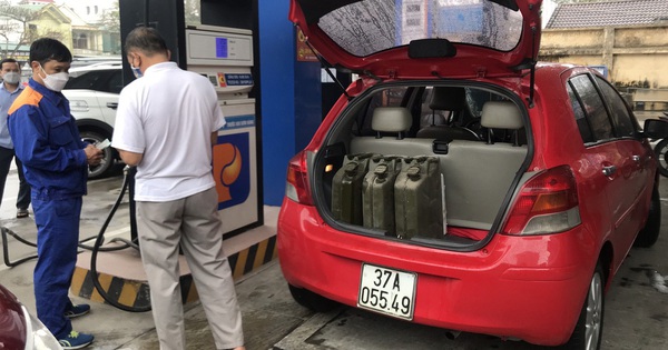 People use forklifts to carry thousands of liter containers to buy gasoline