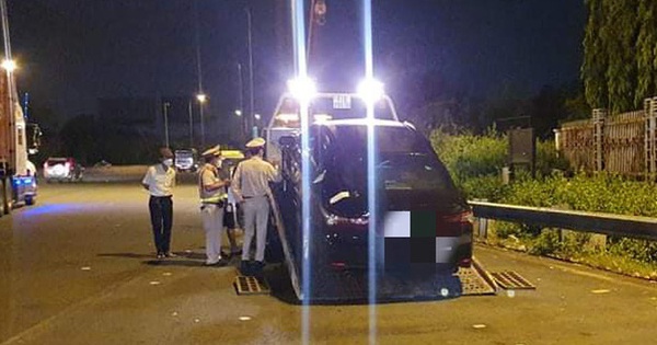 Violation of high alcohol concentration, car driver “tickled” with traffic police for more than 1 hour on the highway