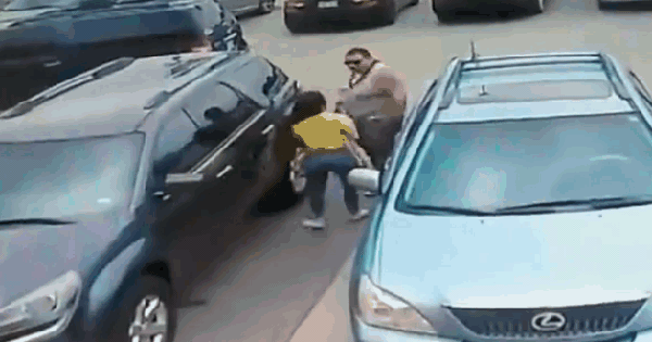 Aggressively rushed to hit people, the girl was punched by the male driver