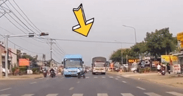 The motorbike escaped in an instant, watching the camera “peek” in 2 seconds, the truck entered the lane and overtaken it.