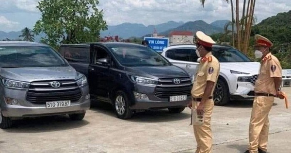 Accidentally parked next to each other, 2 Toyota Innova cars were found to have the same number plates in Binh Thuan