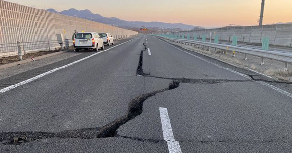 The earthquake caused a huge crack on the highway at midnight, it was completely repaired in the morning