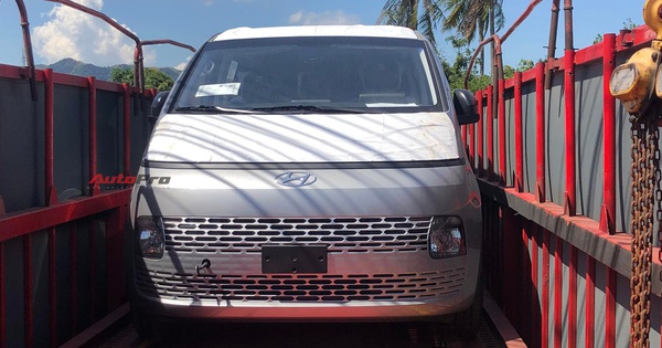 The mysterious MPV Hyundai Staria 2022 reappears in Vietnam, the shipping unit answers what many people wonder
