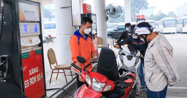 Environmental tax reduction, gasoline price reduced by 2,200 VND/liter