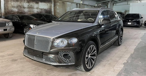 The first luxury SUV Bentley Bentayga First Edition 2021 was put on the old car floor for more than 17 billion VND