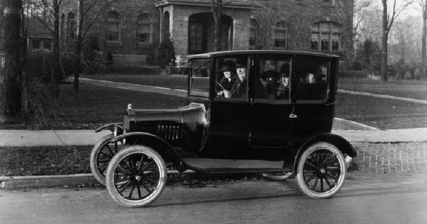 Why were electric cars popular a century ago and then disappeared?