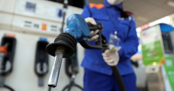 Gasoline price reduced by 1,000 VND/liter from 0:00 on April 1st
