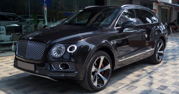 Bringing many personalized details, this old Bentley Bentayga still costs more than 15 billion VND