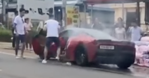 The Ferrari 458 Misha Designs that Tong Dong Khue just bought was smoking hot on the street, people immediately poured water to prevent the fire.