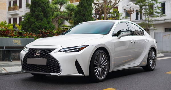 Lexus IS 300 runs for 1 year and still sells at the same price as a new car
