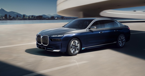 BMW body but color scheme like Maybach, BMW 7-Series 2023 special edition costs more than 3 billion VND