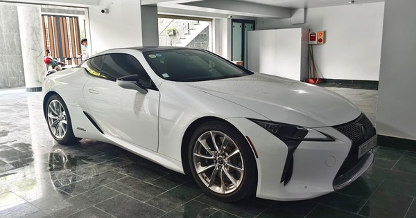 The super rare Lexus LC500h in Vietnam is resold for just over 7 billion VND