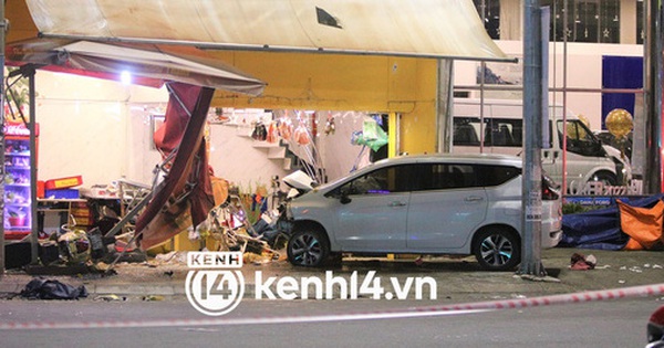 The moment a “crazy” car rushed into the famous Da Nang bakery, many people were covered in debris.