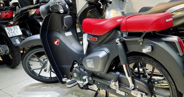 The black Honda Super Cub C125 was shouted at more than 100 million dong