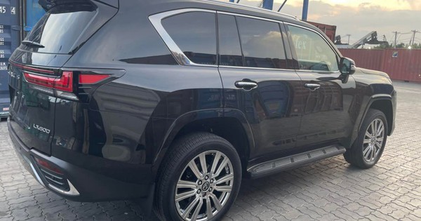 Being a ‘hot’ item, the 4-seat Lexus LX 600 duo imported privately to Vietnam costs 3 billion VND higher than the genuine car.